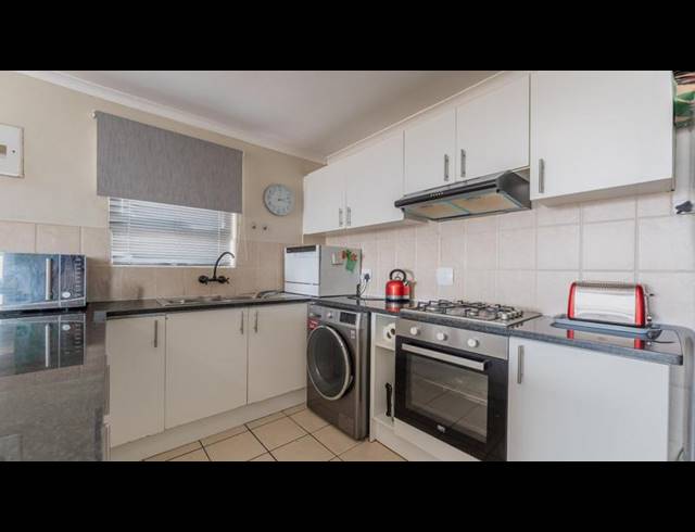 2 BEDROOM APARTMENT FOR SALE IN VREDEKLOOF HEIGHTS